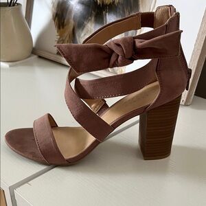 LC Lauren Conrad Mauve Block Heel Sandals